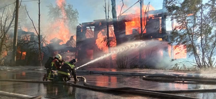 В Архангельске пожарные ликвидировали сложный пожар в деревяшке